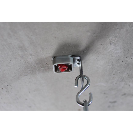 Obrázek aplikace kovového stropního závěsu AAT připevněného k betonovému stropu pomocí plynové hřebíkovačky