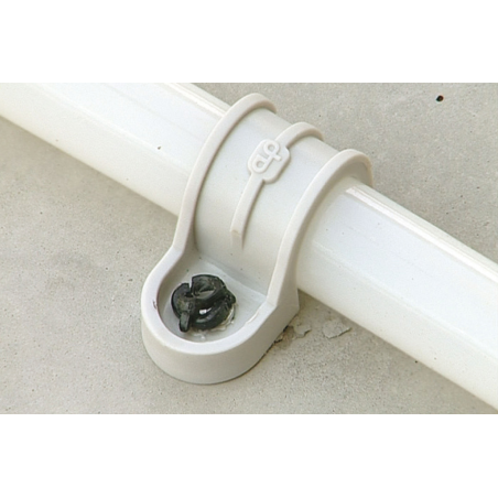 Obrázek aplikace plastová trubková svorka FP: FP namontovaná na beton pomocí plynového hřebíku