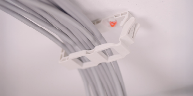 NOVINKA: držák kabelů CH-N – chytré řešení pro uspořádané kabelové svazky